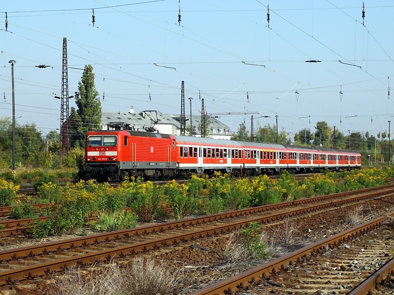 Einen Fu�ballsonderzug nach Dresden zieht 143 911-6 am 26.9.2009 durch