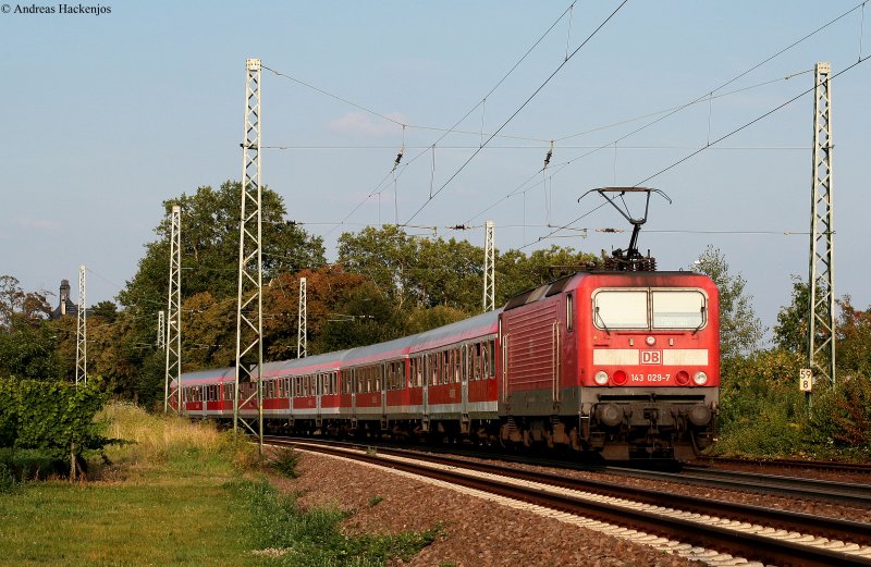 RE 15435 (Koblenz Hbf-Frankfurt(Main)Hbf) mit Schublok 143 029-7 am