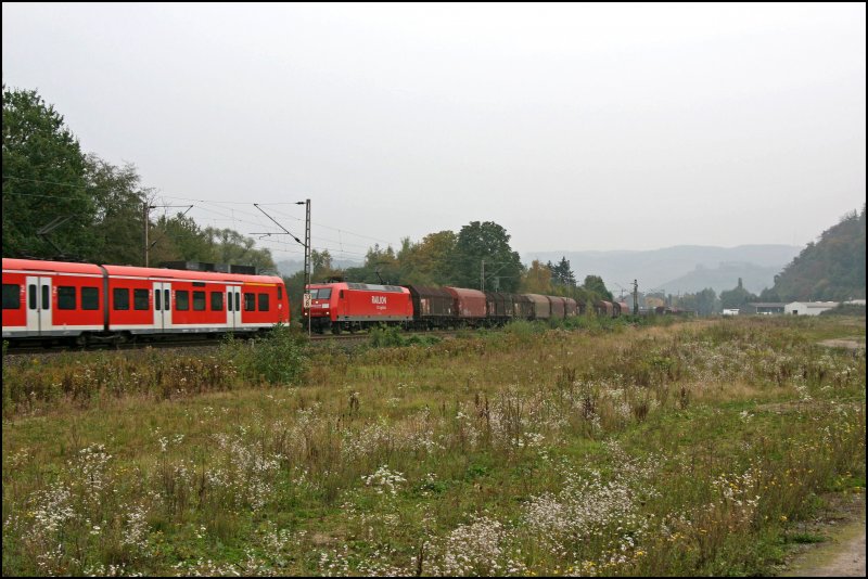 145 026 trifft den RE16 (RE 29677) RUHR-SIEG-EXPRESS , von Essen