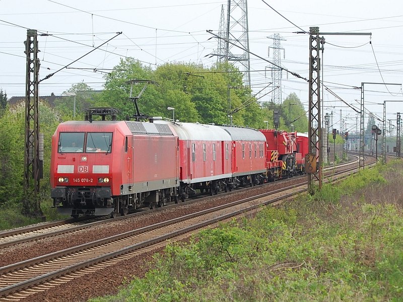 145 078-2 mit einem Hilfszug am 19.4.2009 durch Ahlten ->