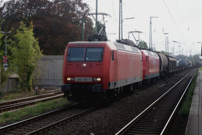 145 050-1 in Doppeltraktion mit 145 003-0 durchfuhr am 12.09.2009,mit