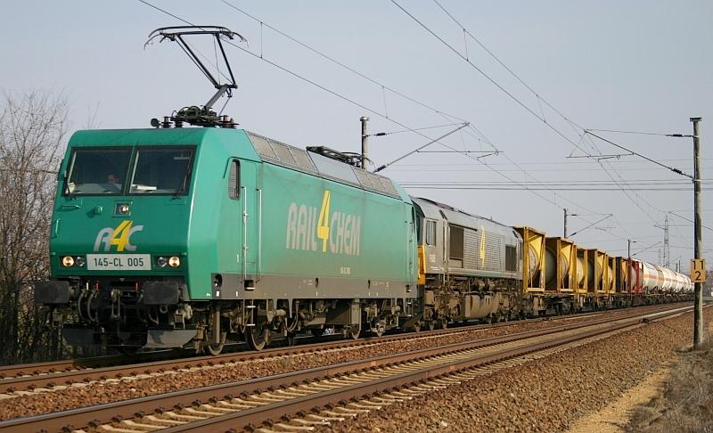 145 CL005 der R4C am 16.03.05 bei Halle-Zscherben. Als Mitbringsel