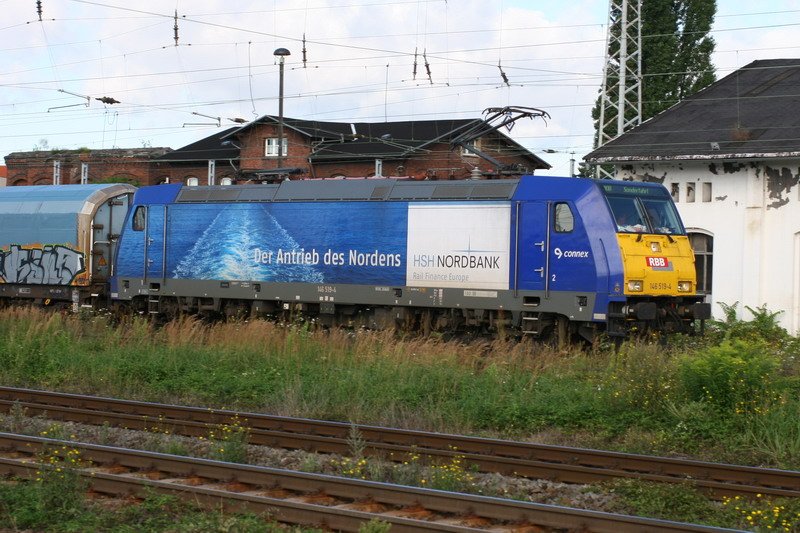 146 519 zieht einen G�terzug durch Halle/S. Die Lok mit