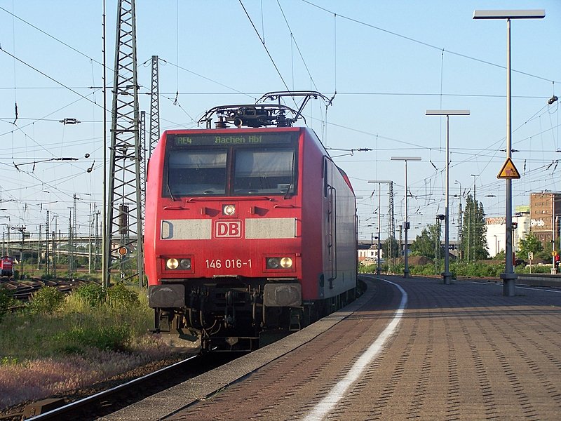 146 016-1 f�hrt mit dem RE10442(RE4) in den Neusser Hbf