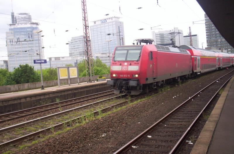 Die 146 012-0 verliess am 22.05.2005 den Essener Hbf Richtung