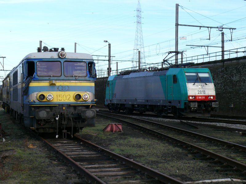 Zwei verschiedenen Welten. Die neue Cobra-Lok 2818 f�hrt an der