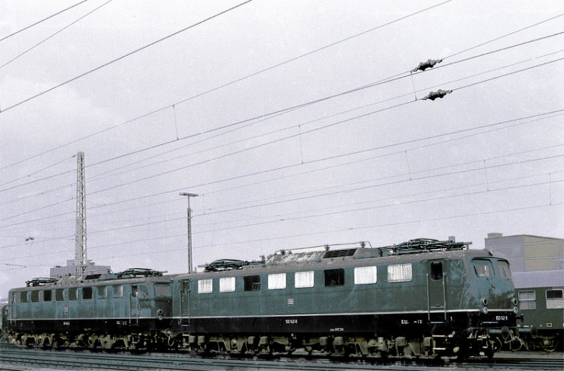 150 142 + 150 120 abgestellt hinter der Bw-Halle, im