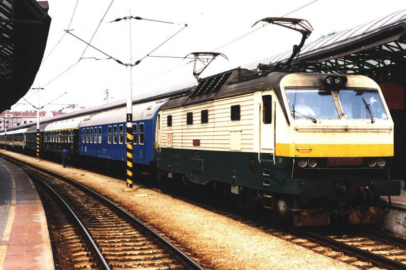 150 006-5 mit ihre bunte IC 106 Warszawa-Praha-Hlavni auf Bahnhof