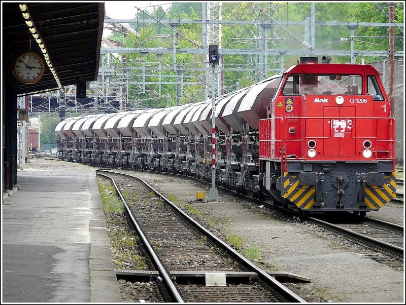 The CFL Cargo MaK 1503 dieselt "with a Kalkzug on