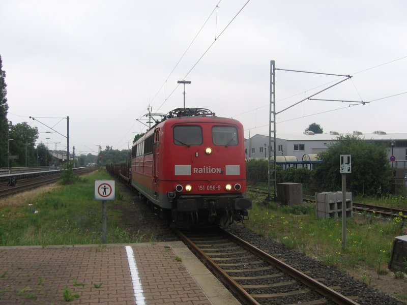 The Unglückslok 151 056 pulls at 12:06:07 half the freight