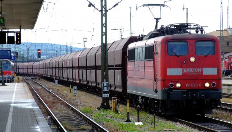 151 029 und Schwesterlok am Ende des Erzzuges am 23.06.2007