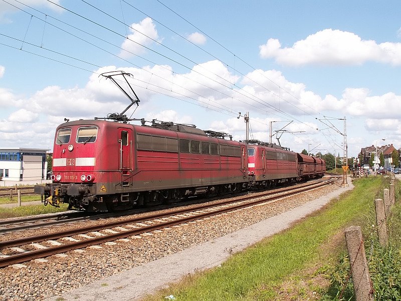 Zwei 151er zeihen diesen G�terzug aus dem Venloer Bahnhof. Das