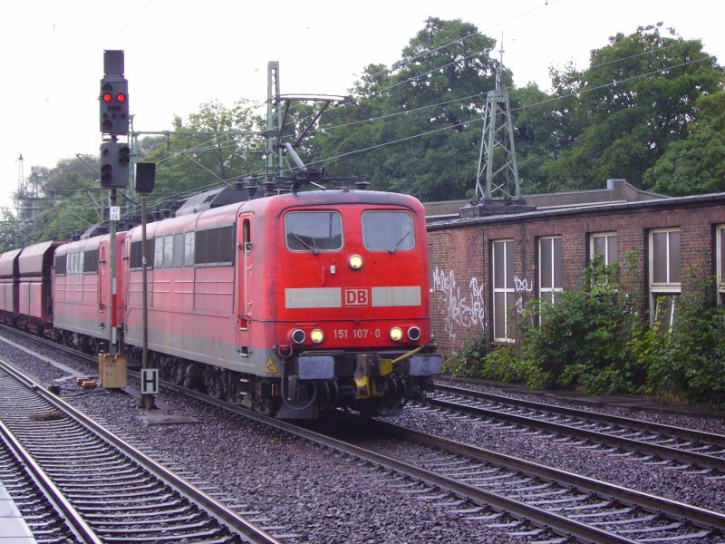 151 107-0 f�hrt mit einer Schwester und einem schweren Kohlenzug