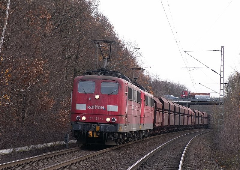 151er in Doppeltraktion ziehen diesen G�terzug von Viersen kommend durch