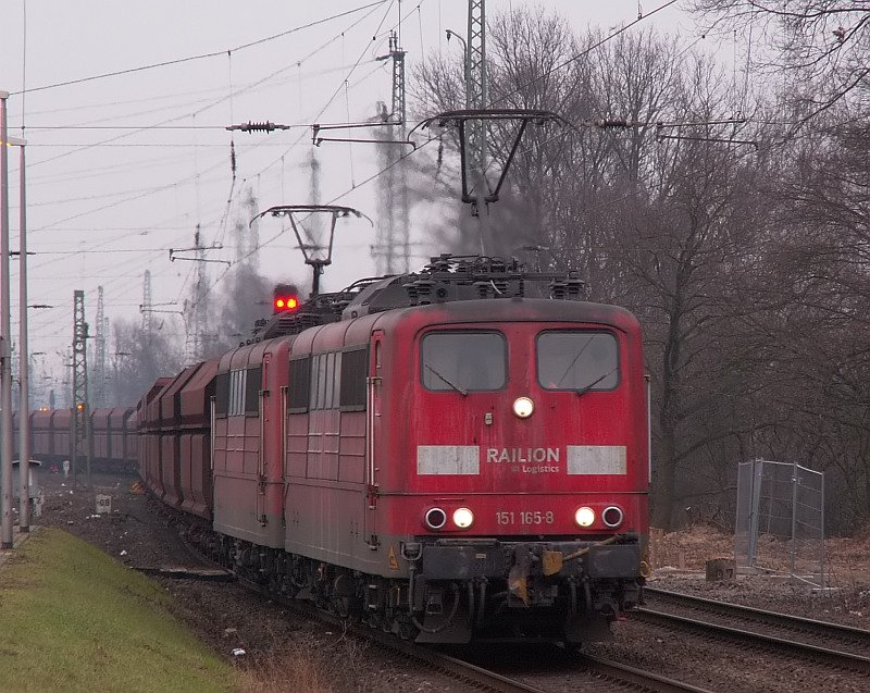 Diese Doppeltraktion zieht einen leeren Erzzug durch den Bahnhof Viersen.