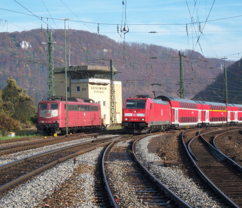 die orientrote 151 134 wird am 14.10.2008 neben dem Stellwerk