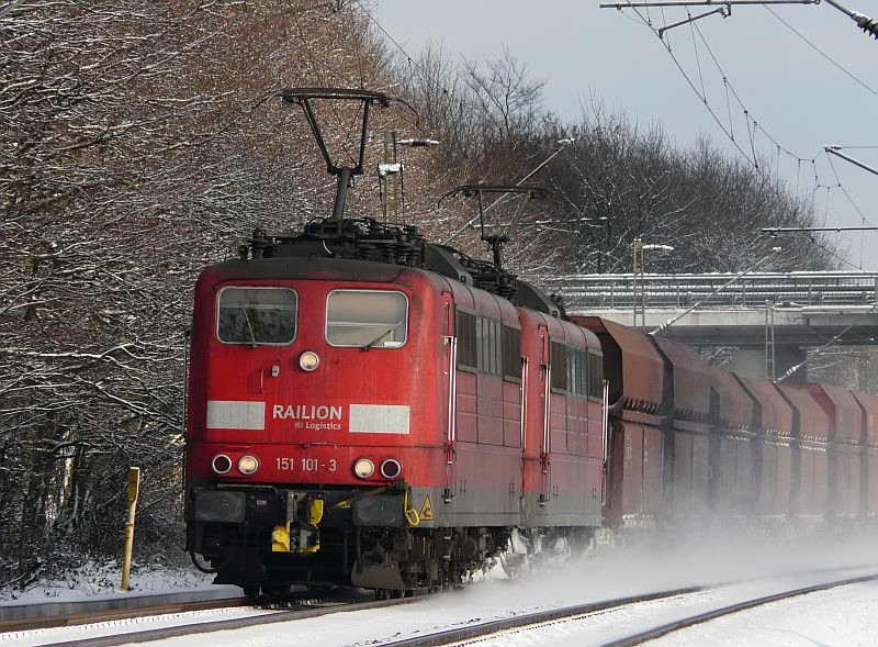 The (empty) iron ore train roars coming from Viersen to