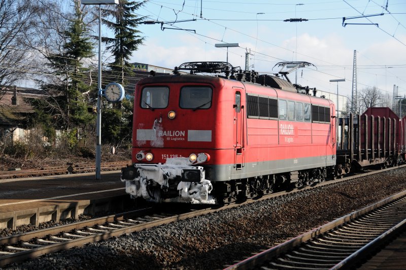 Zuckerschn�uzchen: 151 135-1 zieht einen schweren G�terzug durch das Gleisdreieck