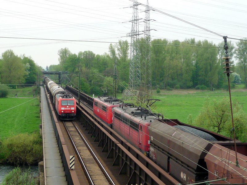 Zugbegegnung zwischen einer Doppeltraktion Br 151 mit Kohleganzzug und der