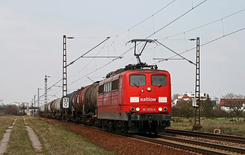 151 070 bef�rdert am 1. April 2009 einen �lzug �ber