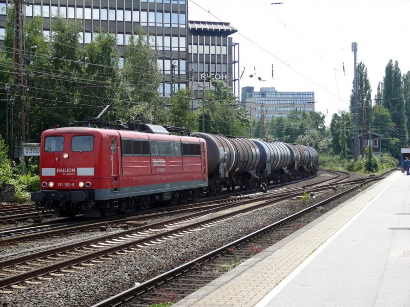 151 160-9 bei der Durchfahrt in D�sseldorf-Rath am 20.6.2009 