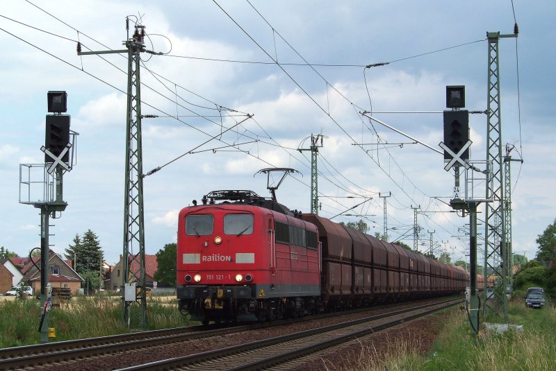 151 121-1 kommt hier mit einem Erzzug durch L�bbenau/Spreewald gefahren.