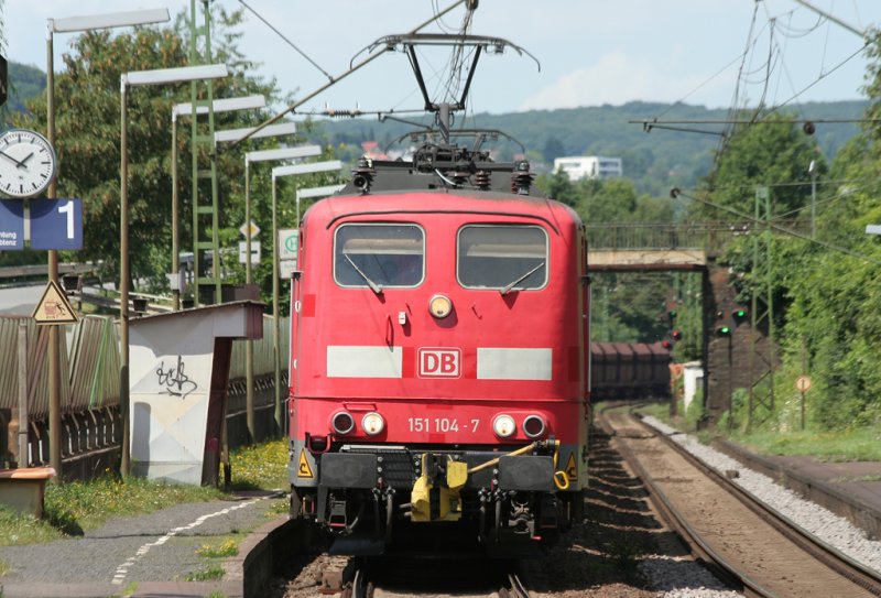 Und die 151 104-7 an der Spitze einer Doppeltraktion zieht