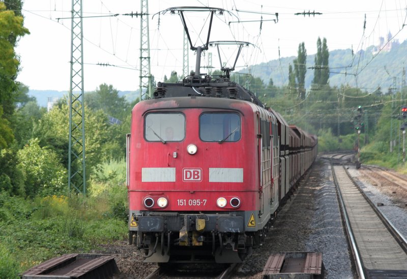 Ein Erzzug, gezogen von 151 095-7 und einer Schwesterlok, begegneten