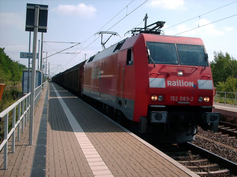 152 083-2 von Railion vor einem Gz in Richtung LH.