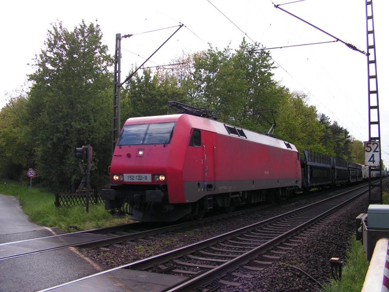 BR 152 122-8 mit einem Gterzug in Richtung Hannover.