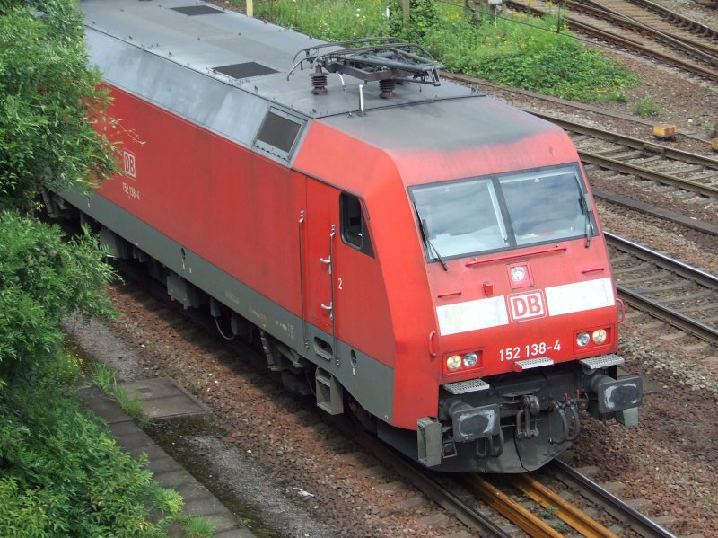 BR 152 138-4 kommt in HH-Harburg um eine Ecke aus Richtung Hafen. (06.08.2008)