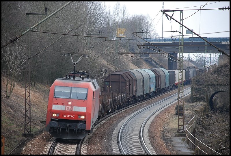 152 033 bei der Talfahrt des Gesilinger Steige. Aufgenommen am
