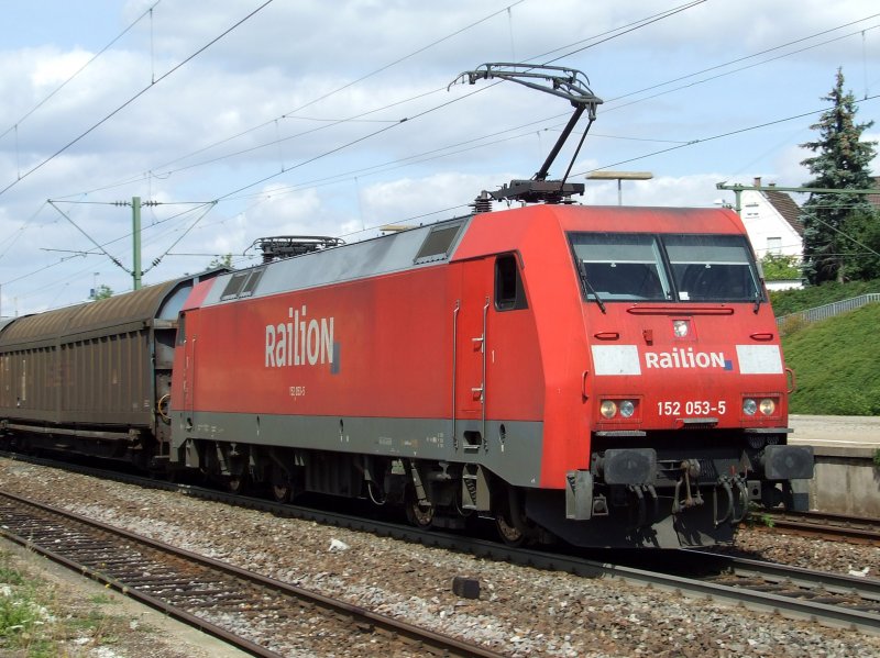 BR 152 053 zieht einen G�terzug durch Asperg in Richtung
