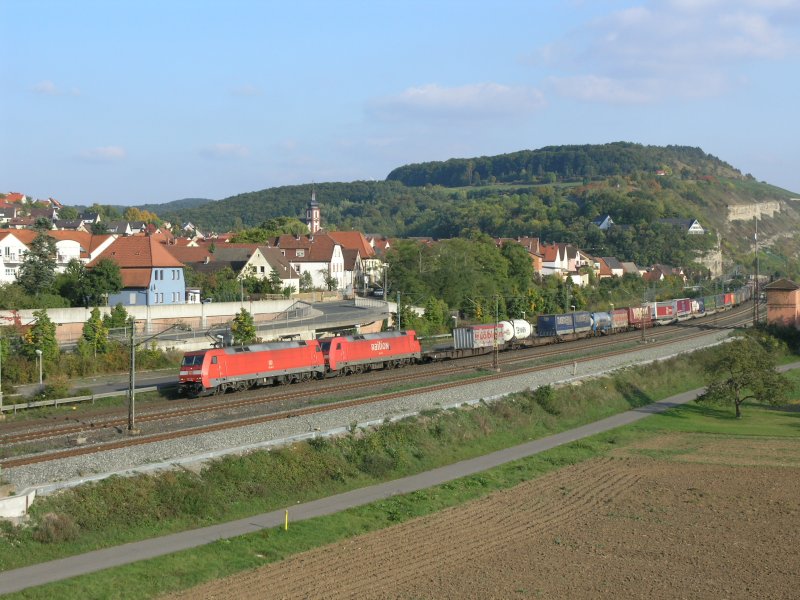 152 146 + 107 ziehen ein Wechselpritschenzug durch Retzbach-Zellingen.27.09.08 