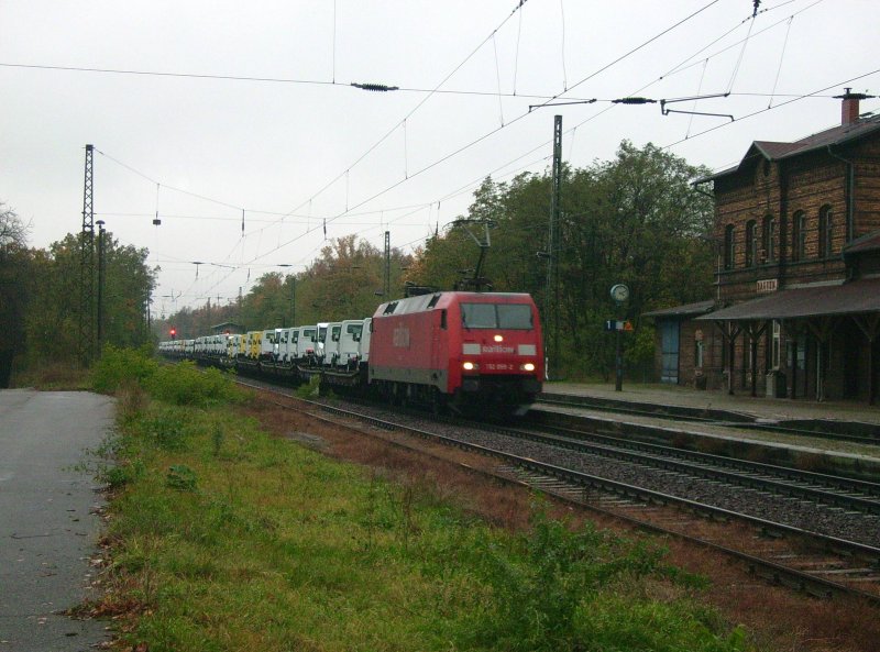 152 058 zieht am 30.10.08 einen G�terzug durch Raguhn in