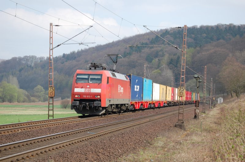 152 012-1 mit Containerzug am 8.4.2009 kurz vor Salzderhelden ->