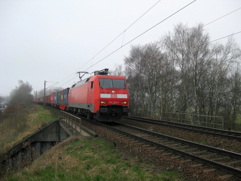 152 129-3 f�hrt am 1.04.09 mit einem Containerzug durch Hamburg-Moorburg