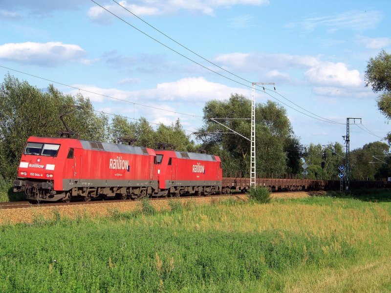 152 044-4 und eine Schwesterlok kommen hier mit einem gemischten