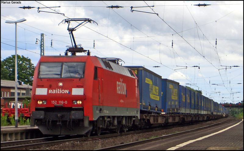 152 116 mit einem G�terzug Richtung K�ln bei der Durchfahrt