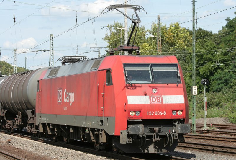 Die 152 004-8 zieht ihren Kesselzug durch K�ln West am