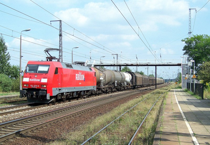 152 075-8 mit einem gemischten G�terzug hier in Saarmund. 15.08.2009