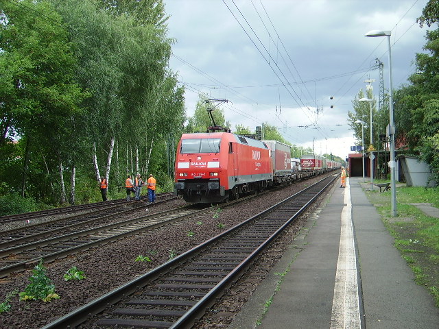 A loaded BR 152 with a piggyback freight train almost