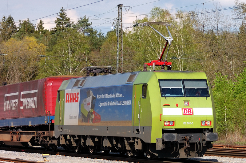 Der Sonne entgegen: 152 005-5 Claas vor einem Winner. (Juli
