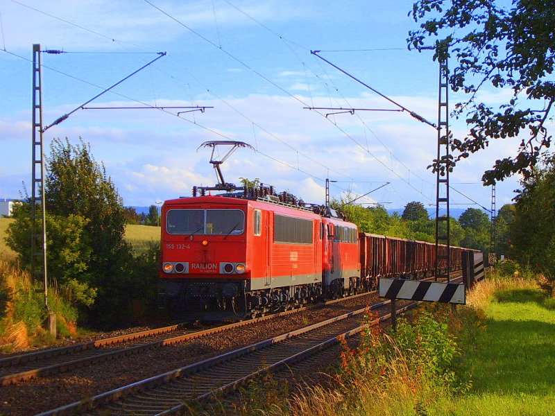 155 132-4 und 110 360-5 ziehen am 04.07.07 den Zementklinkerzug