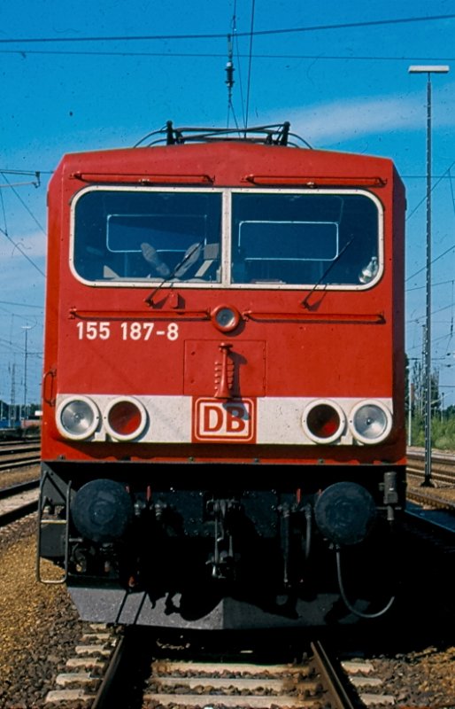 155 187-8 steht mit einem Interregio in Berlin-Grunewald und wartet