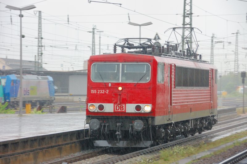 Sie trotzt dem extrem schlechten Wetter: 155 232-2 durchf�hrt Basel-Bad