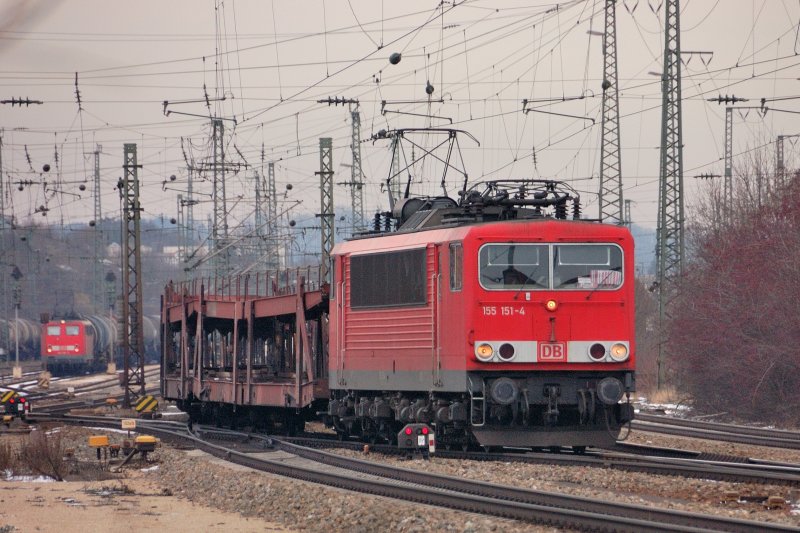 6-achsiger G�terpower in Form von 155 151-4 nit leeren Autotransportwagen