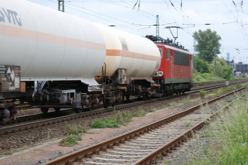 Nachschuss auf 155 020-1 auf dem Weg durch Dessau Richtung