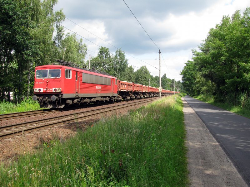 Gr�ne Idylle und roter GZ.
155 244-7 durch Bestensee am 20.06