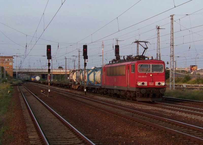 155 016-9 mit einem gemischten G�terzug auf dem Gegengleis hier